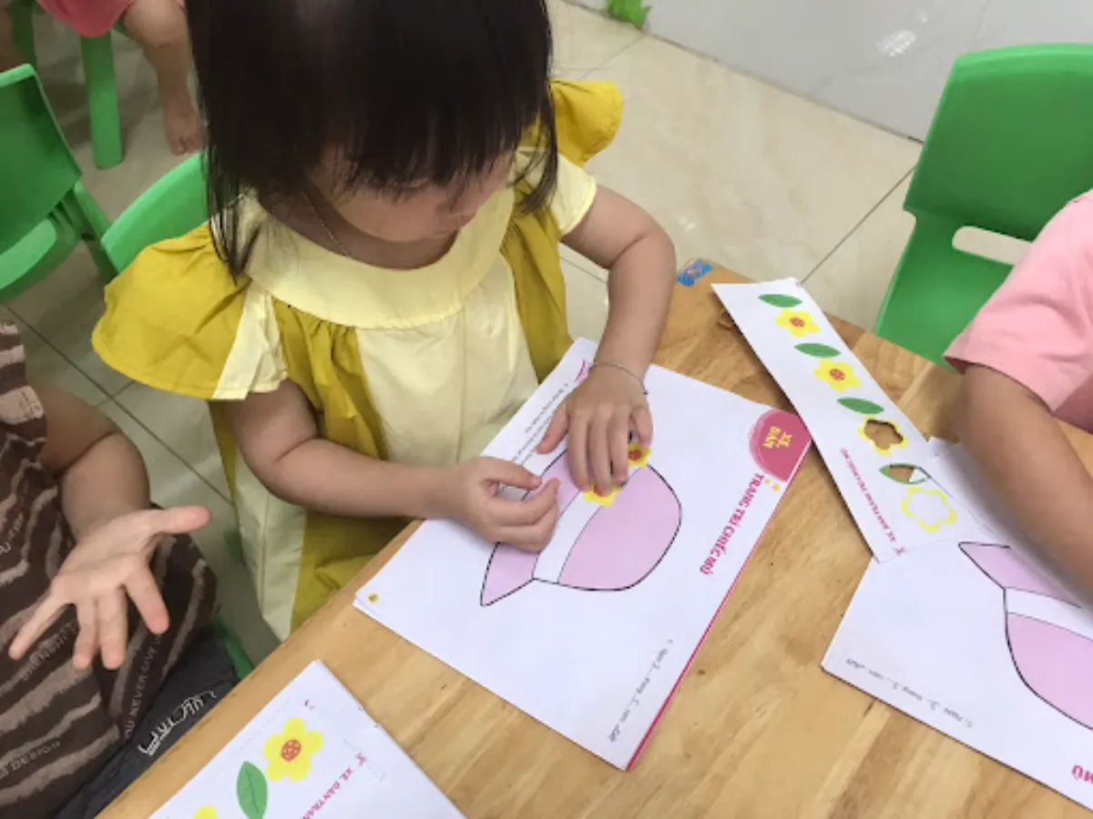 Xé, vò, dán giấy