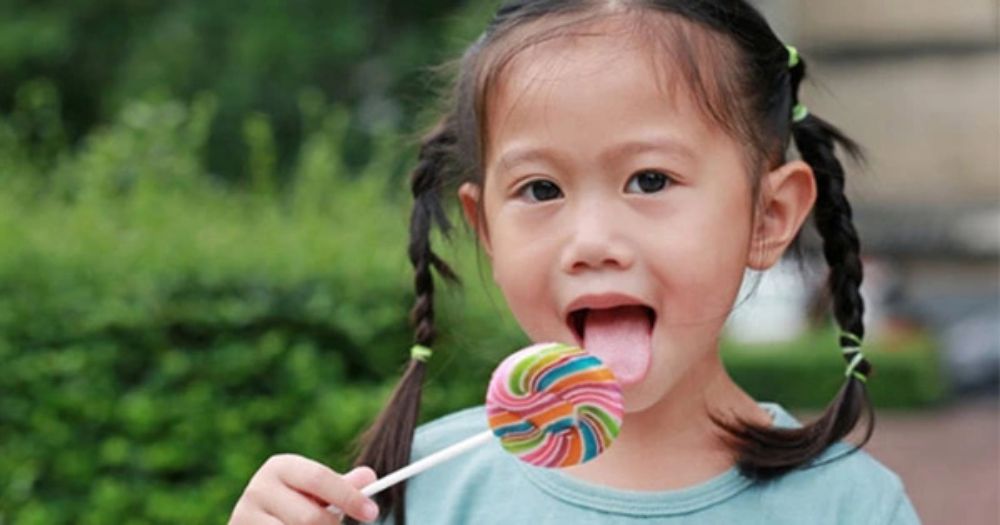 Tránh cho bé ăn kẹo trước bữa ăn hoặc trước khi đi ngủ