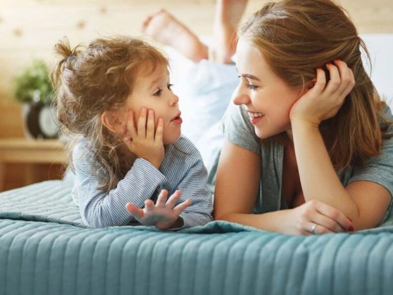 Phát triển ngôn ngữ là nền tảng quan trọng cho tư duy và giao tiếp của trẻ 2 tuổi (Ảnh: sưu tầm internet).