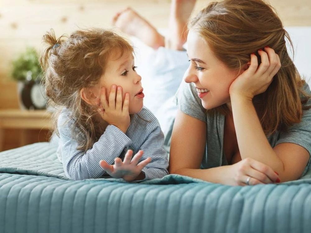 Phát triển ngôn ngữ là nền tảng quan trọng cho tư duy và giao tiếp của trẻ 2 tuổi (Ảnh: sưu tầm internet).