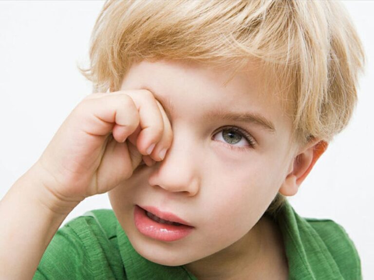 Có nhiều nguyên nhân khiến trẻ 2 tuổi hay nháy mắt, từ vấn đề tại mắt đến yếu tố tâm lý