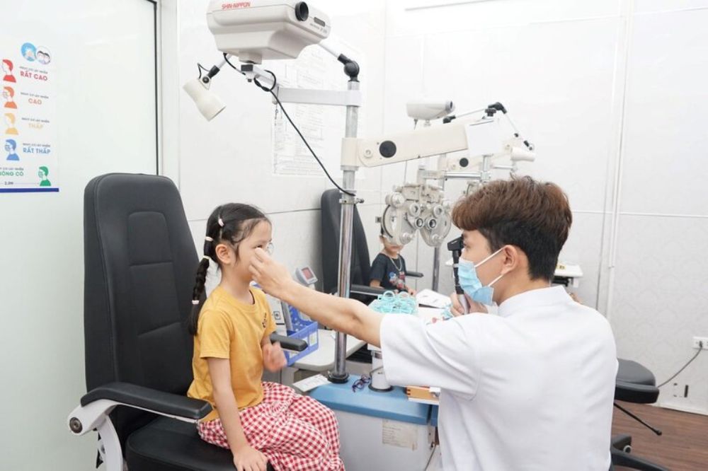 Nên đưa trẻ đi khám nếu có các dấu hiệu cảnh báo đi kèm tình trạng hay nháy mắt