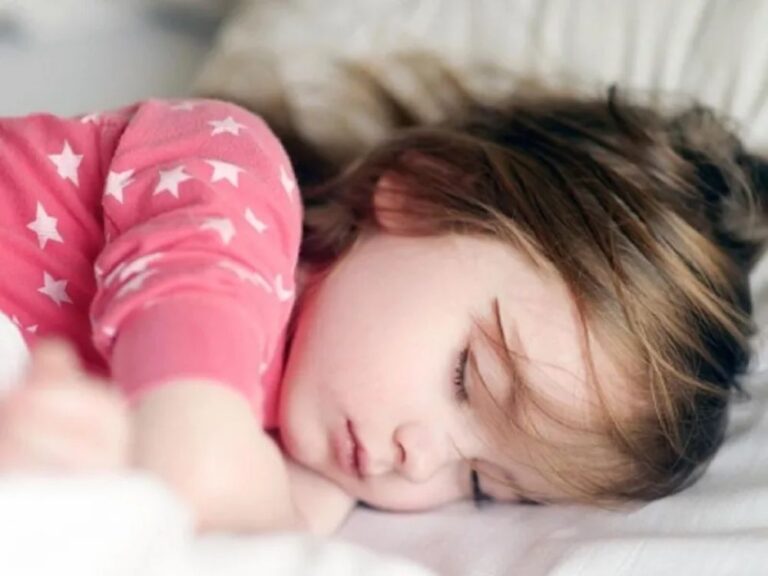 Bé ngủ đủ giấc giúp tinh thần sảng khoái và đỡ quấy khóc hơn