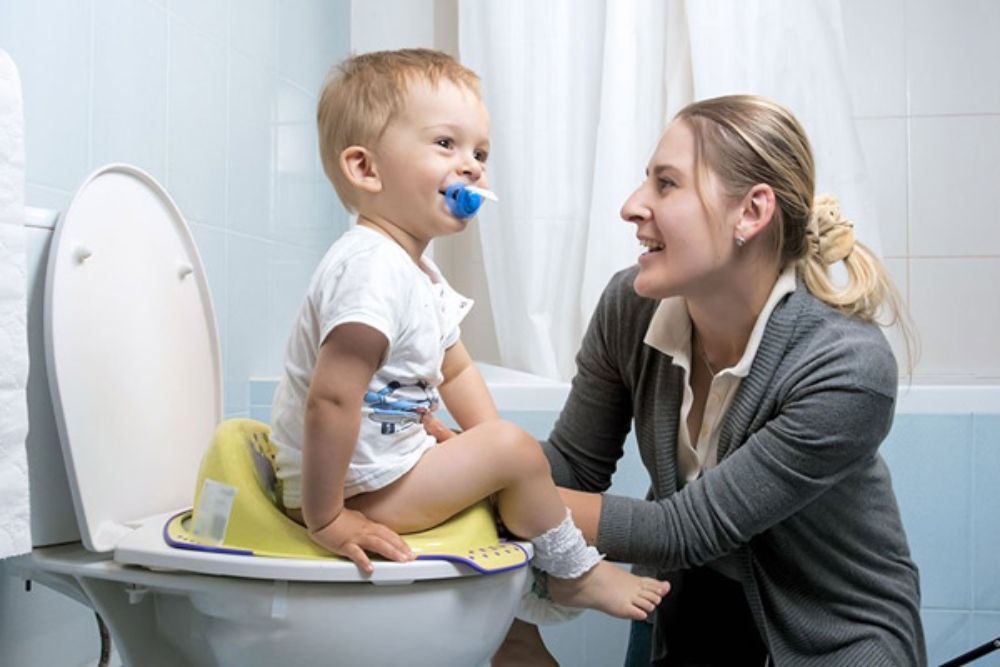 Tạo môi trường vệ sinh thân thiện giúp bé thoải mái luyện kiểm soát đại tiện mà không sợ hãi
