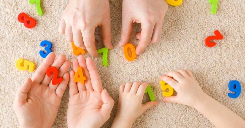 Bé 3 tuổi hào hứng khám phá thế giới số qua các hoạt động phù hợp với tâm lý (Ảnh: sưu tầm internet).