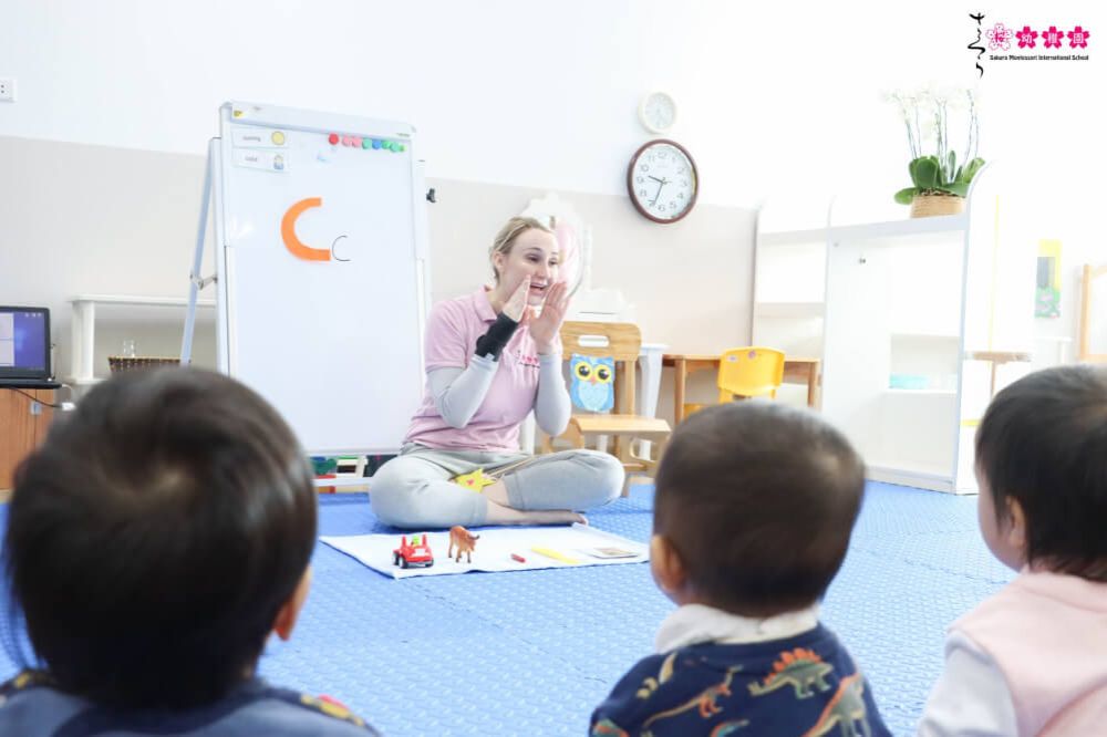 Trẻ 3 tuổi có sự phát triển ngôn ngữ vượt bậc với vốn từ phong phú và khả năng dùng câu