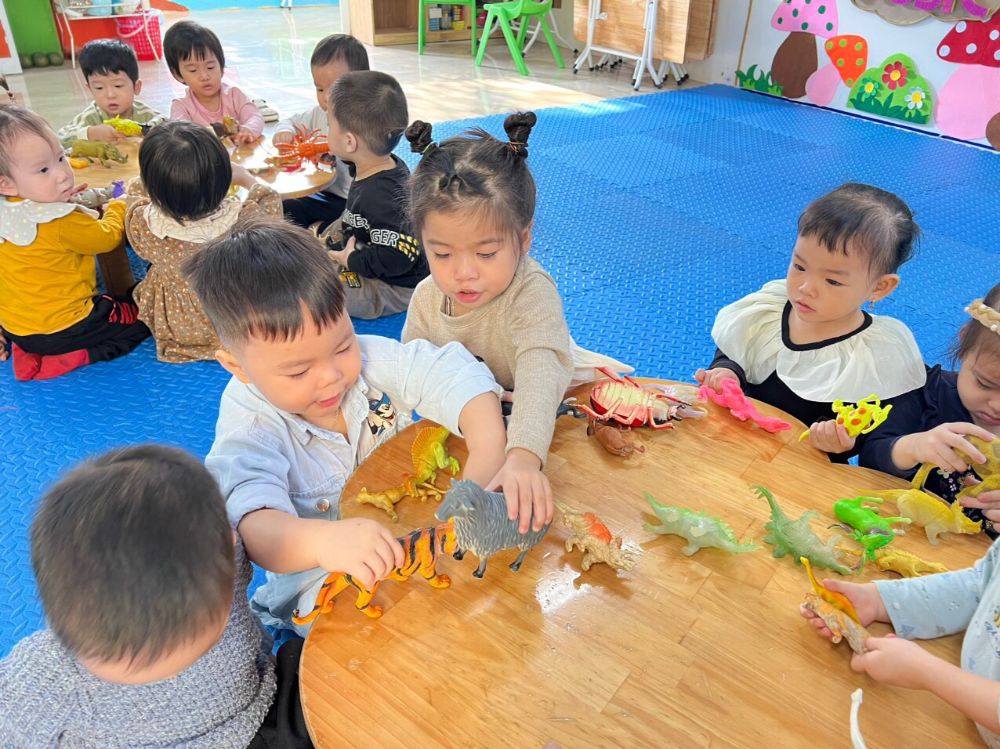 Bé 3 tuổi hứng thú khám phá thế giới qua các hoạt động trải nghiệm đa giác quan