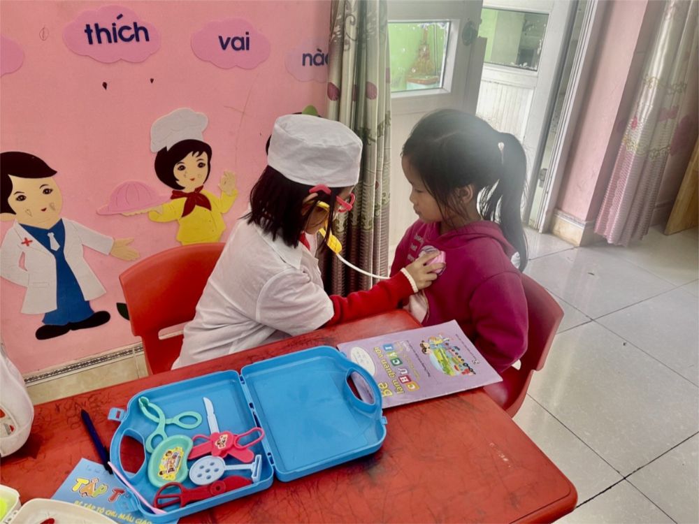 Hoạt động: Chơi sắm vai theo chủ đề (ví dụ: bác sĩ)