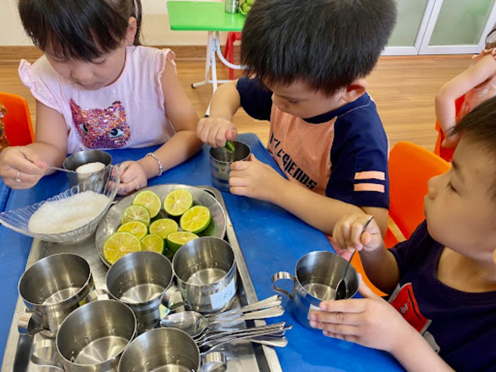 Hoạt động: Bé pha nước chanh/cam (kỹ năng sống)