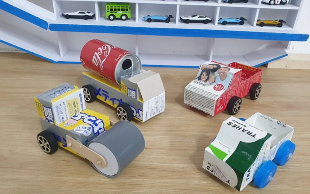 Hoạt động: Làm đồ chơi từ vỏ hộp/chai nhựa tái chế
