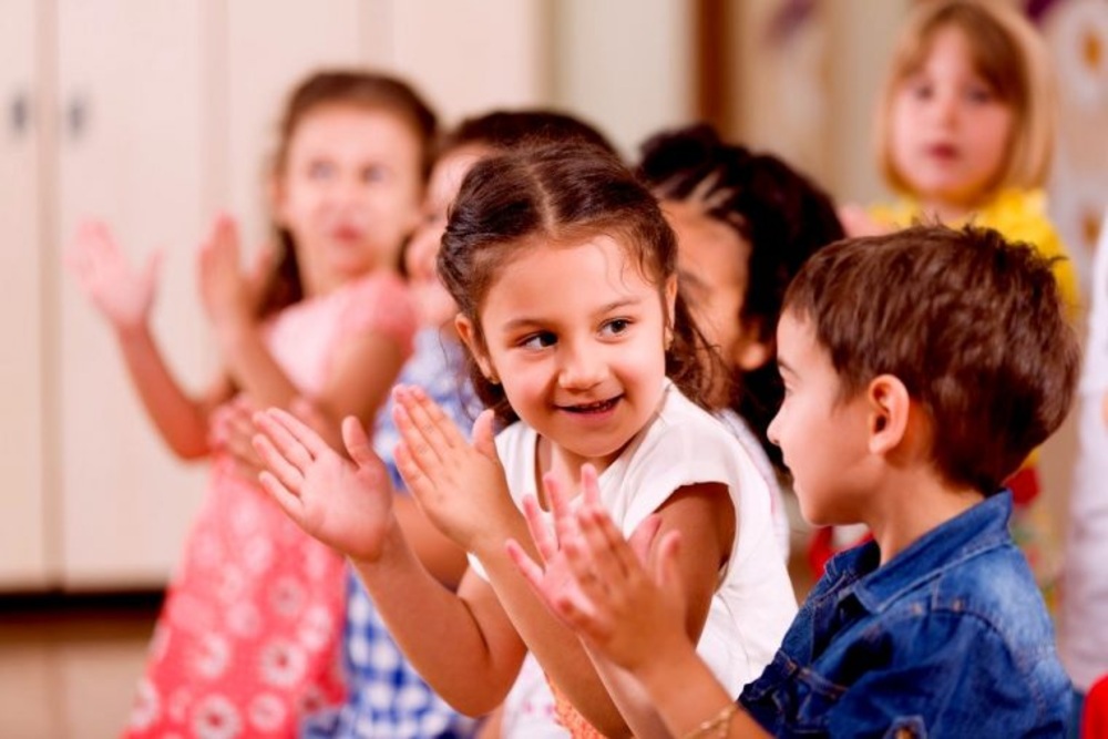 Lựa chọn bài hát phù hợp giúp bé học hiệu quả hơn (Ảnh: sưu tầm internet).