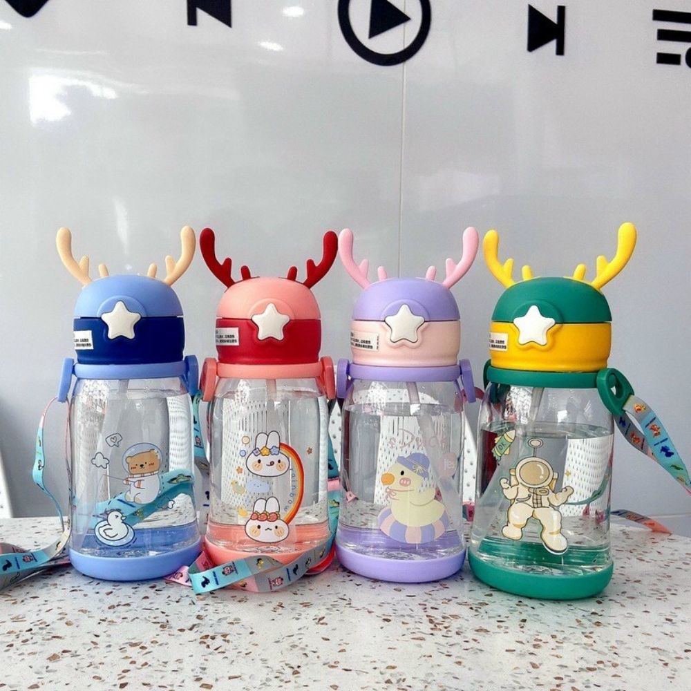 Bình nước hoặc cốc tập uống có hình yêu thích
