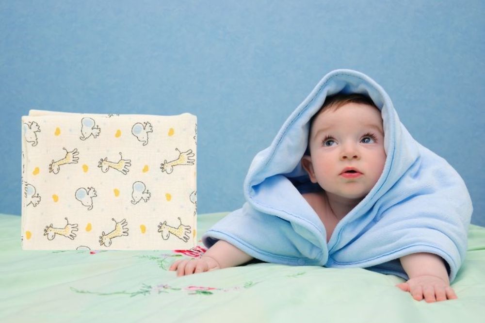 Khăn tắm hoặc áo choàng tắm mềm mại có thêu tên bé