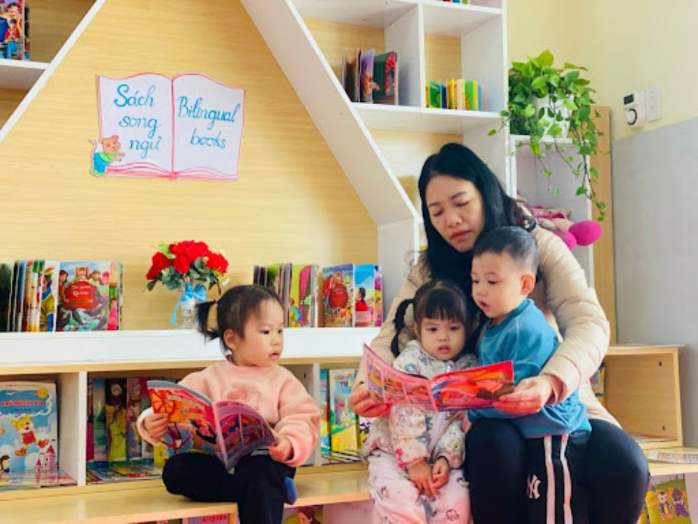 Trẻ 3 tuổi phát triển ngôn ngữ thông qua tương tác và các hoạt động nghe, nói