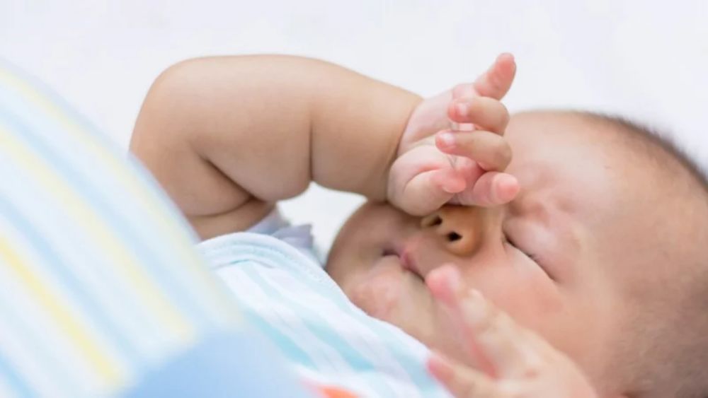 Gồng người khi vươn vai là một phản xạ sinh lý hoàn toàn bình thường của trẻ