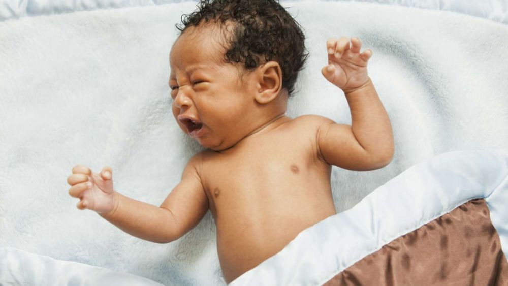 Nguyên nhân bé 5 tháng hay gồng tay chân