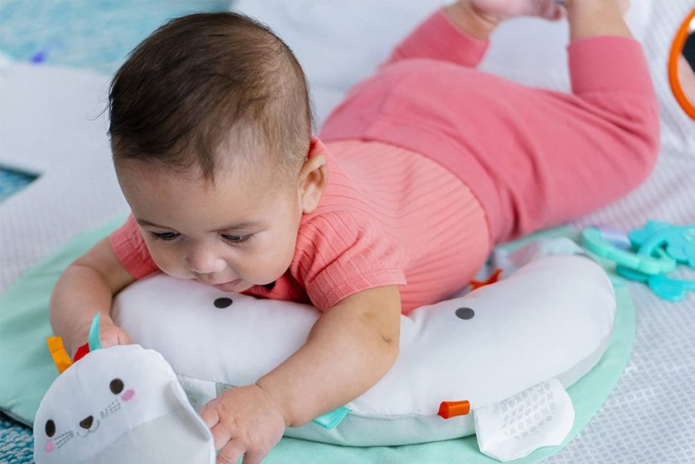 Tummy time là bài tập tuyệt vời giúp bé tăng cường sức mạnh cơ lưng và cổ, giảm ưỡn người