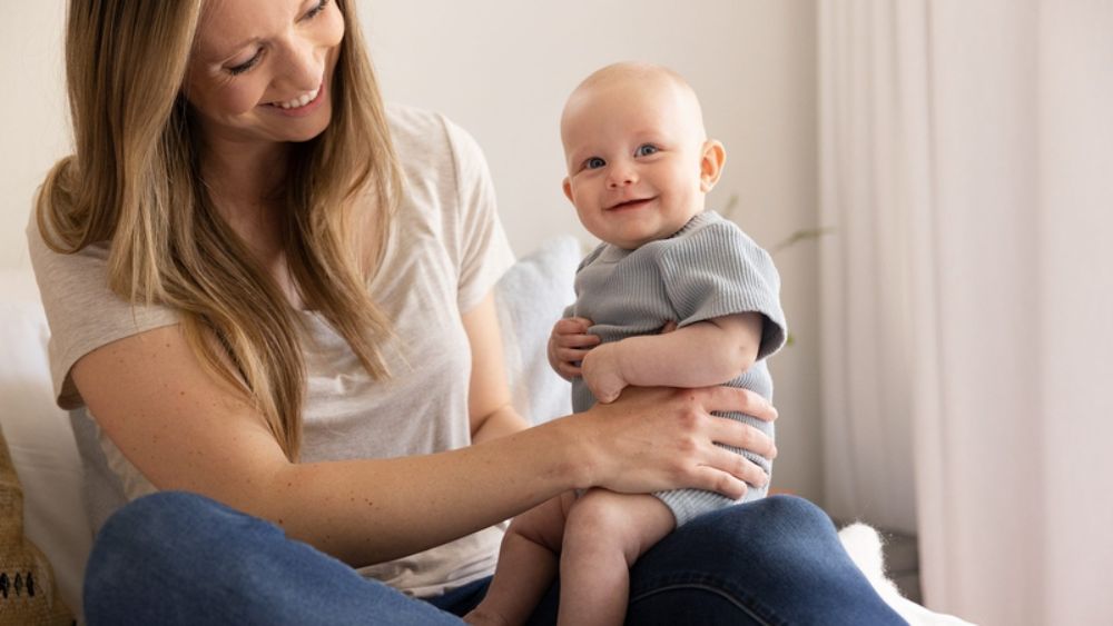 Bé 5 tháng đã có thể ngồi hay bế thẳng hoàn toàn chưa?