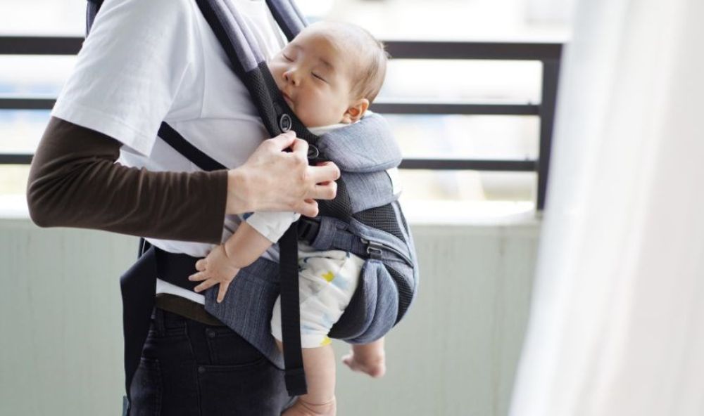 Địu đúng cách giúp mẹ và bé cùng thoải mái khám phá thế giới