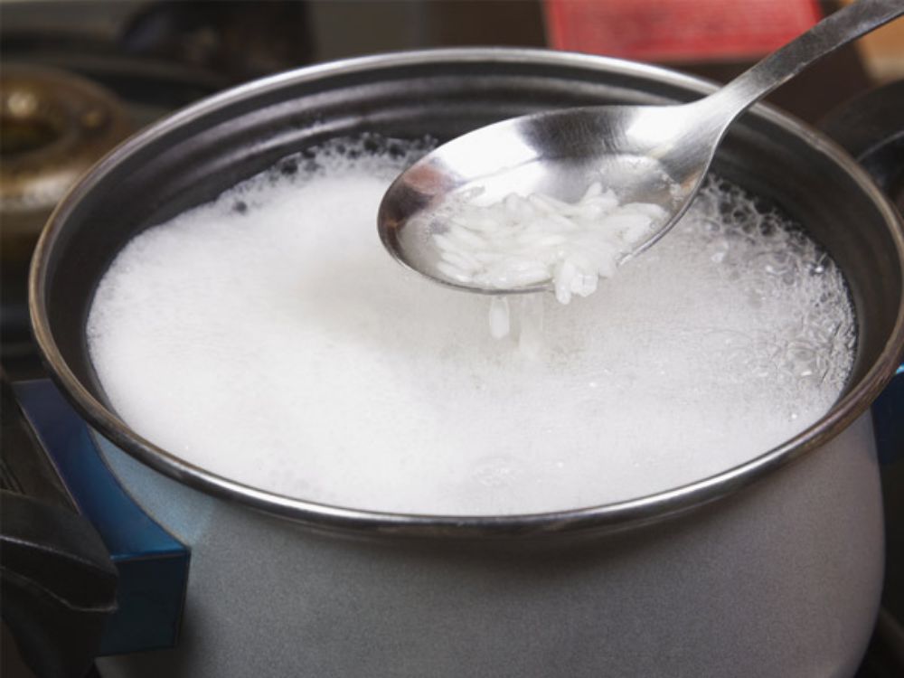 Nước cơm là một quan niệm dinh dưỡng dân gian đã không còn phù hợp với y học hiện đại
