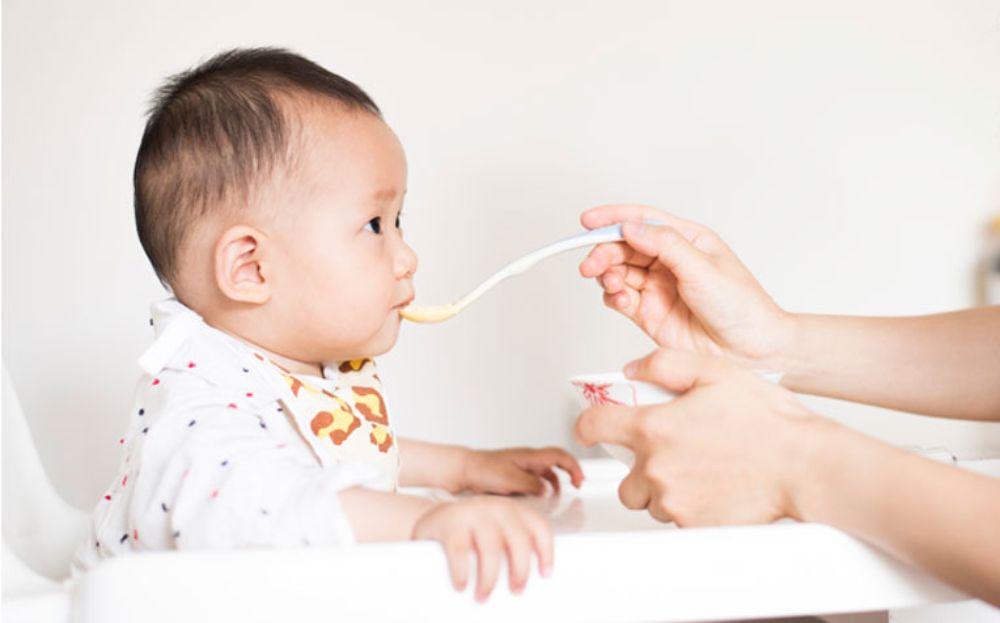 Sau 6 tháng, nước cơm có thể được dùng làm nền để nấu các món ăn dặm đa dạng cho bé