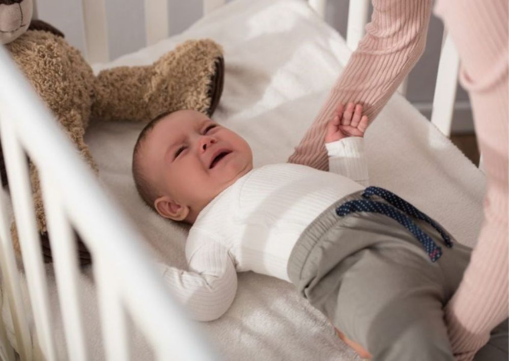 Việc hiểu đúng tín hiệu giúp mẹ tránh dỗ bé quá mức hoặc can thiệp sai thời điểm.