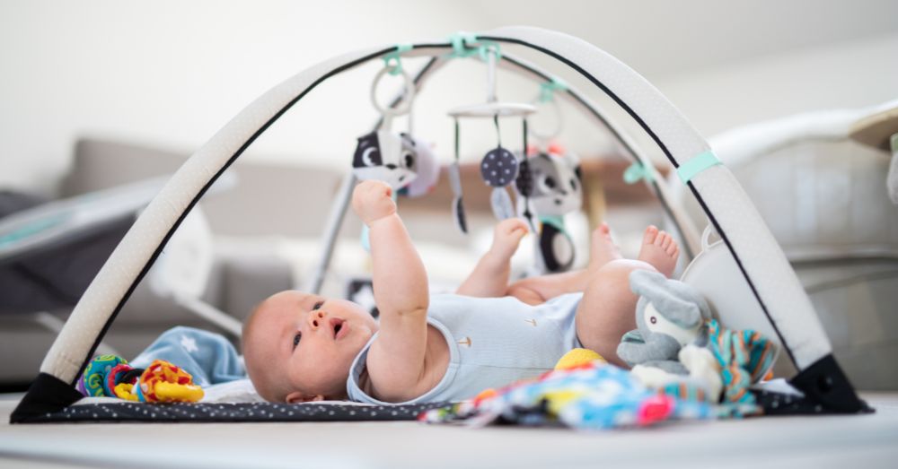 Ở 5 tháng tuổi, mỗi món đồ chơi là một thế giới mới để não bộ của bé khám phá