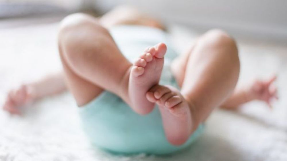 Hành vi vò chân là một bước phát triển vận động và khám phá cơ thể bình thường ở trẻ 5 tháng tuổi