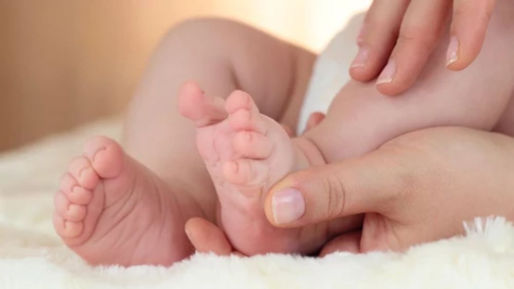 Luôn đảm bảo da bé khô thoáng và quần áo mềm mại để loại trừ nguyên nhân do kích ứng