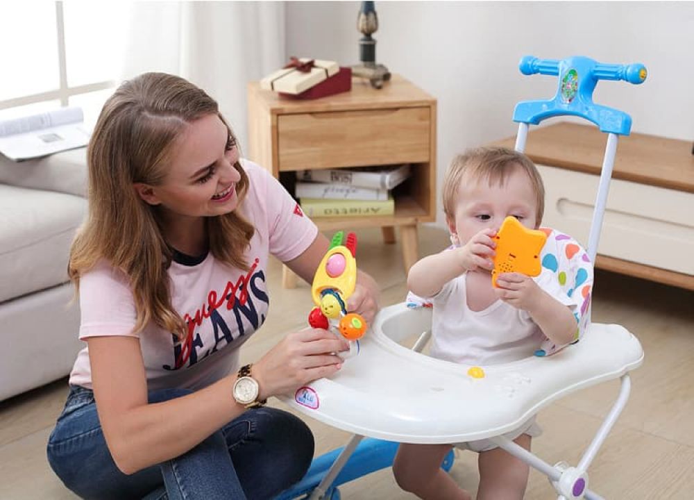 Bé 8 tháng ngồi vững và chơi trong xe tập đi có người giám sát (Ảnh: sưu tầm internet).