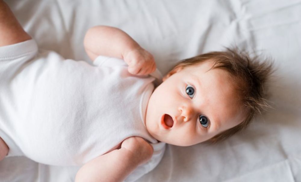 Bé có biểu hiện ít vận động tay chân (Ảnh: sưu tầm internet).