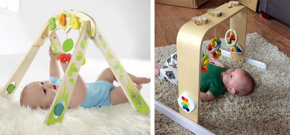 Trò chơi cho bé 5 tháng tuổi rèn luyện kỹ năng quan sát – cầm nắm với đồ chơi treo từ kệ chữ A (Ảnh: sưu tầm internet).