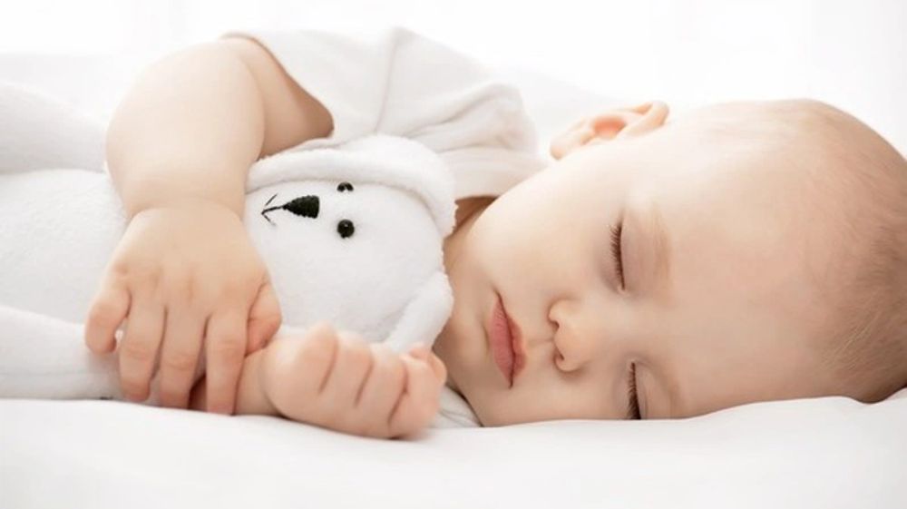 Trẻ 5 tháng thường luyện khả năng kiểm soát đầu cổ trong lúc ngủ – đây là biểu hiện vận động hoàn toàn bình thường