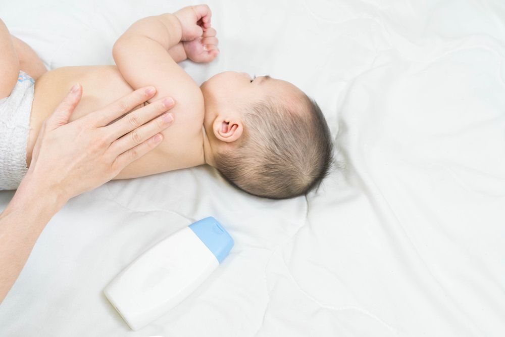 Một môi trường ngủ lý tưởng giúp trẻ ngủ sâu hơn, hạn chế các phản xạ lặp lại như lắc đầu