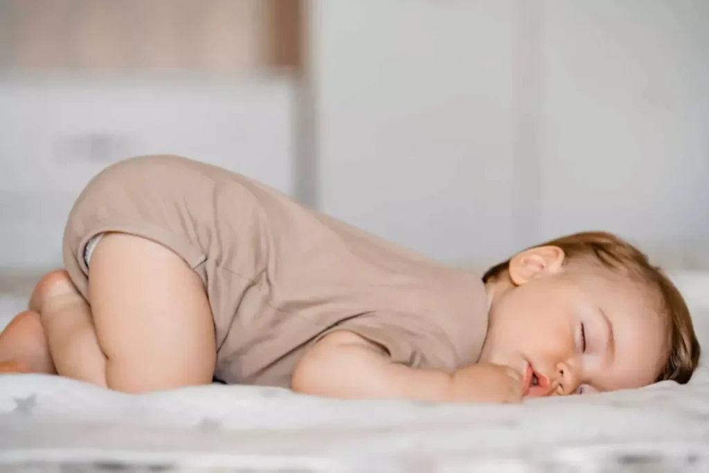 Tư thế chổng mông là một trong những dấu hiệu bé đang tiến gần đến giai đoạn biết bò – mốc vận động quan trọng ở 6–7 tháng (Ảnh: sưu tầm internet).