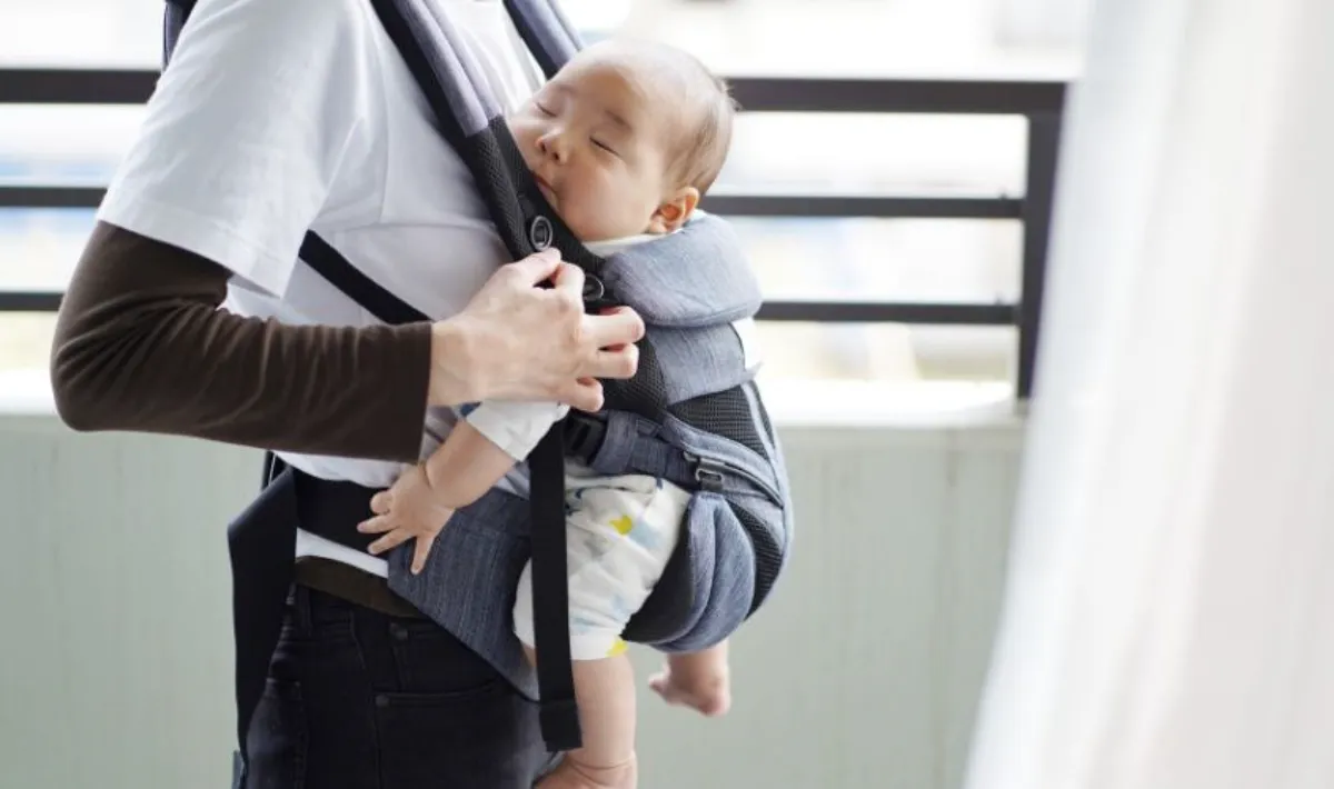 Khi nào bé có thể bắt đầu sử dụng địu?