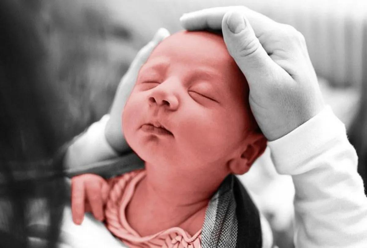 Các mốc vận động từ 3–6 tháng giúp bé phát triển cơ cổ vững vàng (Ảnh: sưu tầm internet).