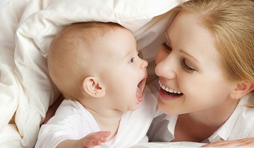 Giao tiếp bằng ánh mắt và tiếng ê a là mốc phát triển quan trọng ở tháng thứ 5 (Ảnh: sưu tầm internet).