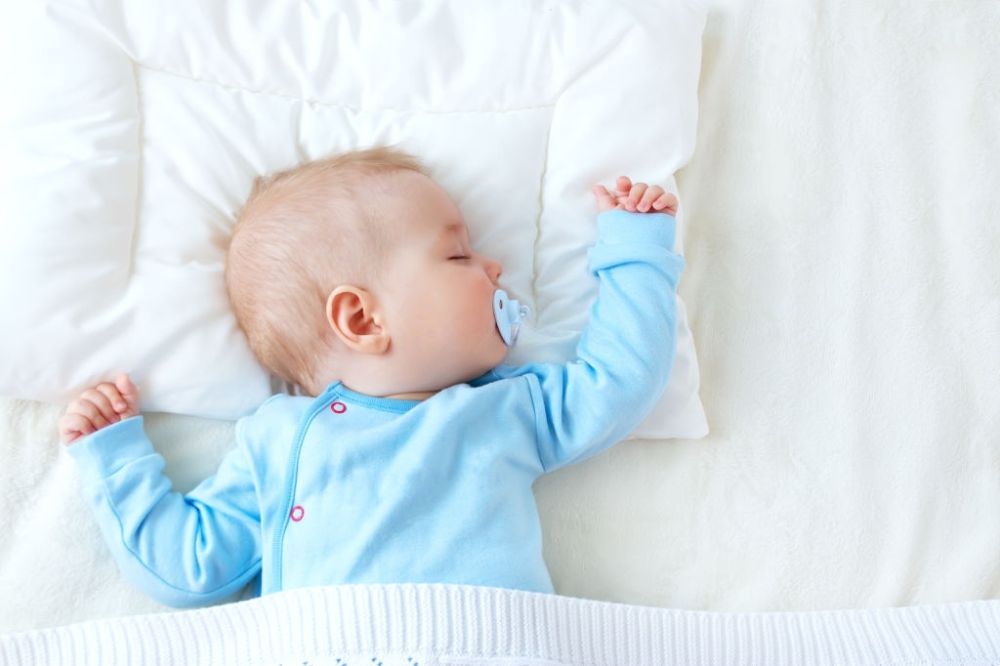 Thời điểm an toàn để bé bắt đầu dùng gối là từ 2 tuổi trở lên (Ảnh: sưu tầm internet)