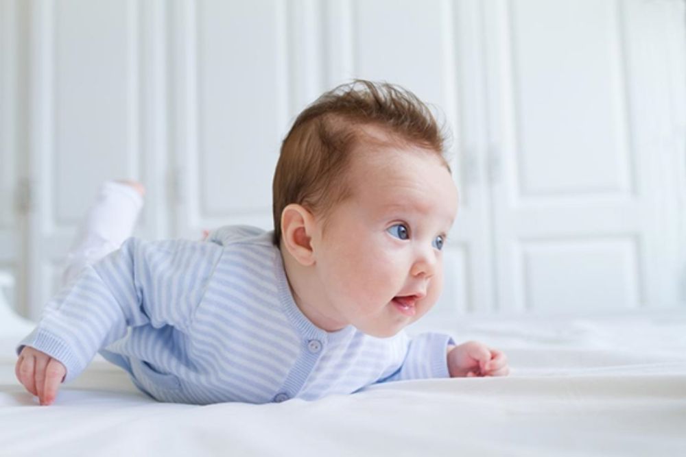Tummy time chính là bài tập tuyệt vời giúp bé tăng cường sức mạnh, sớm chinh phục kỹ năng lật lẫy một cách an toàn (Ảnh: sưu tầm internet).