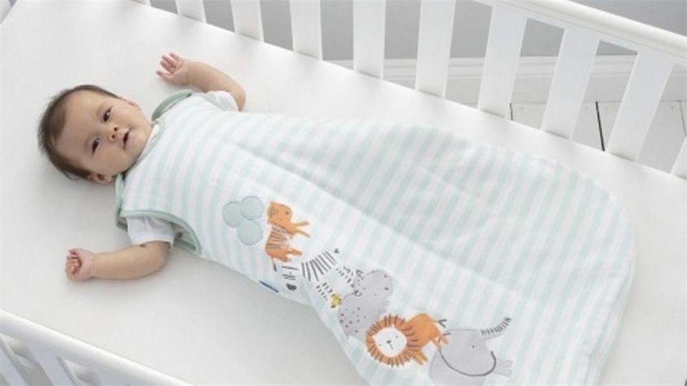 Túi ngủ là giải pháp an toàn thay thế chăn đắp, giúp bé ấm áp mà vẫn đảm bảo một không gian ngủ thông thoáng, không rủi ro (Ảnh: sưu tầm internet).