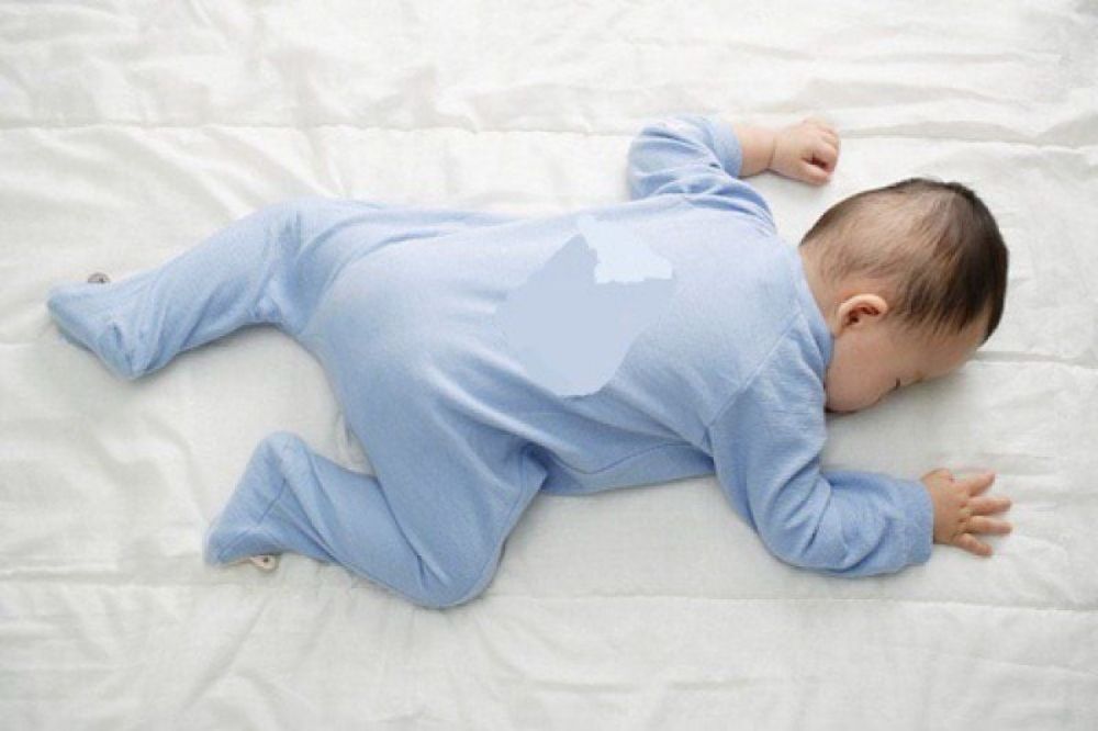Hiểu đúng về rủi ro khi bé nằm sấp lúc ngủ