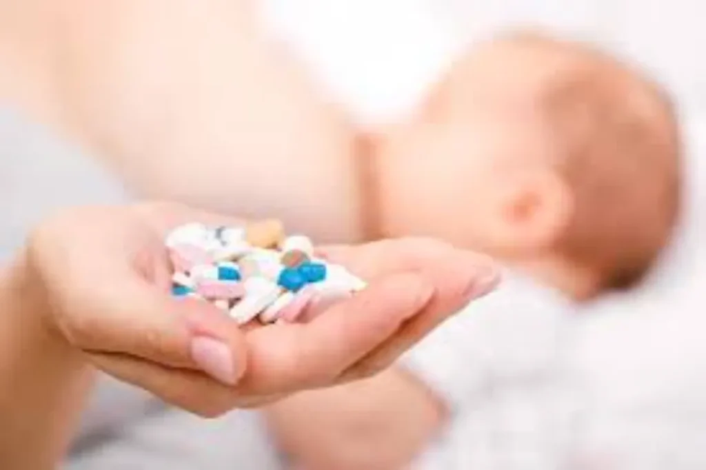 Luôn quan sát bé kỹ lưỡng khi dùng kháng sinh để phát hiện sớm các tác dụng phụ (Ảnh: sưu tầm internet).