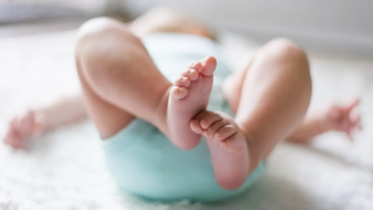 Bé đạp chân trong ngày nhưng không giao tiếp với ai