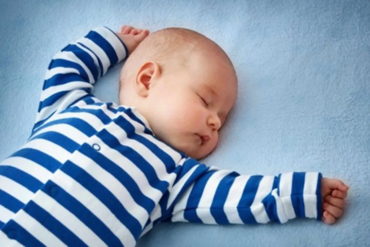 Một môi trường ngủ an toàn và thư giãn là nền tảng cho giấc ngủ sâu, giúp bé bớt quấy khóc về đêm (Ảnh: sưu tầm internet).