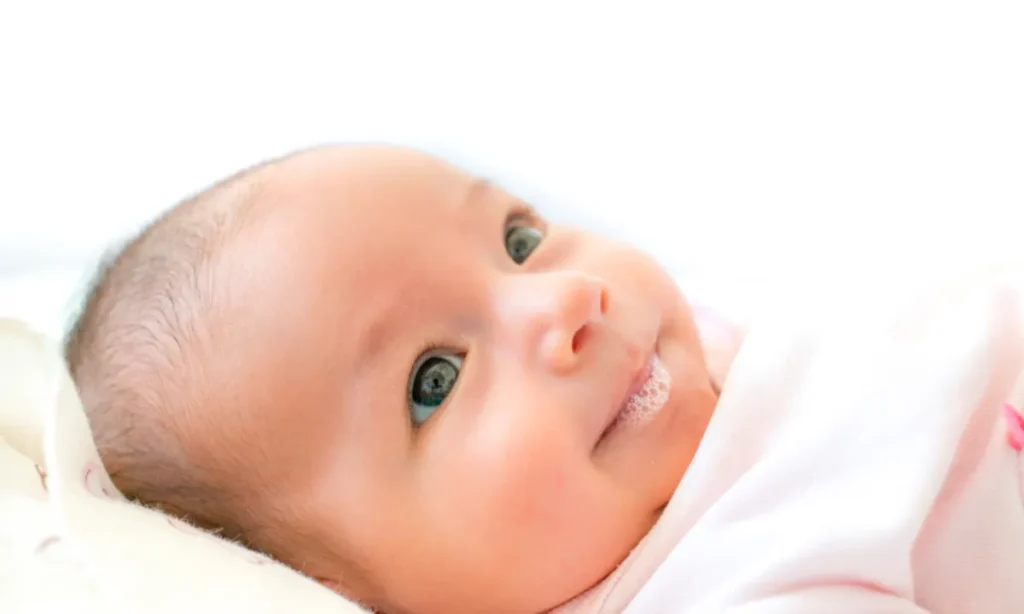 Thổi bọt là phản xạ sinh lý giúp bé luyện cơ miệng (Ảnh: sưu tầm internet).