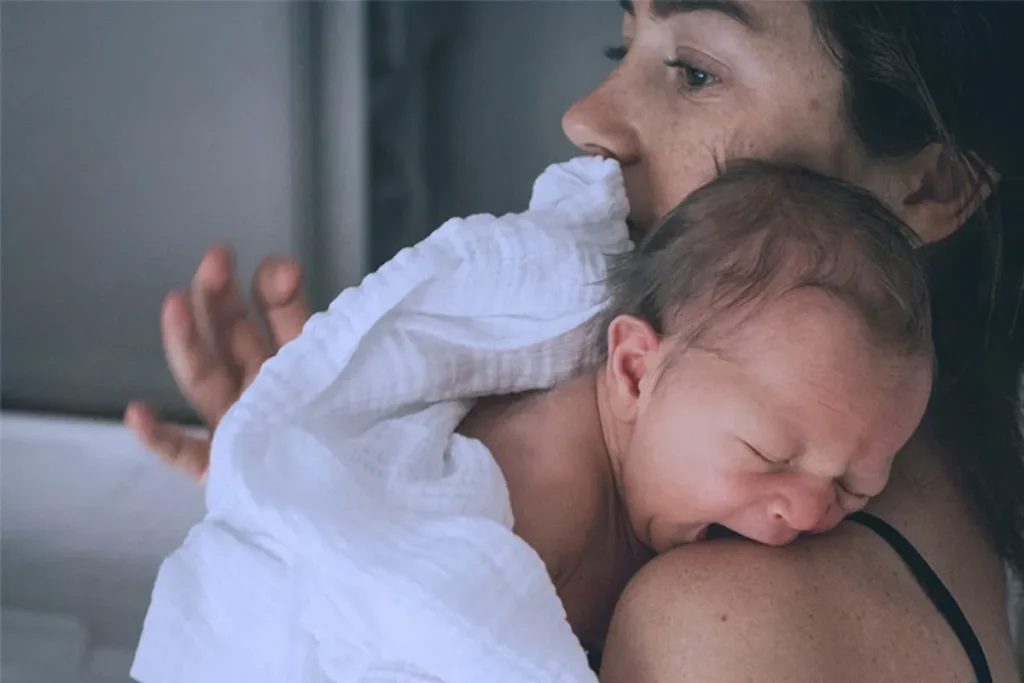 Giấc ngủ không ổn định ảnh hưởng đến sự phát triển thể chất và tinh thần của trẻ (Ảnh: sưu tầm internet).