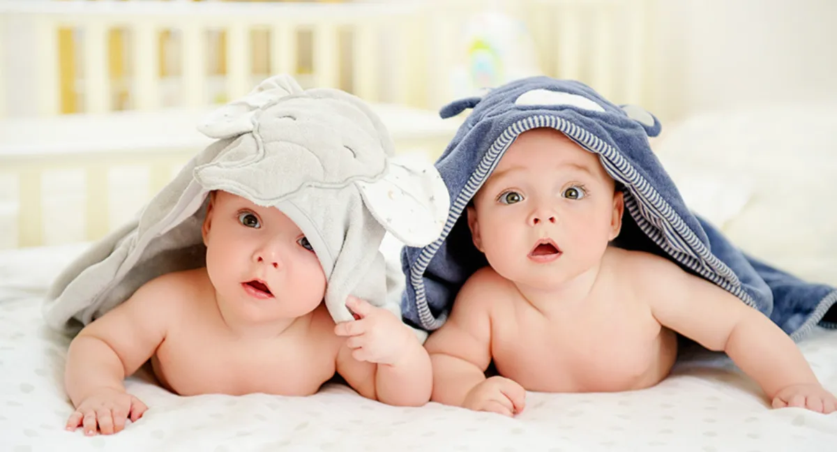 Tư thế nằm sấp giúp bé phát triển cơ cổ và học kỹ năng lật an toàn (Ảnh: sưu tầm internet).