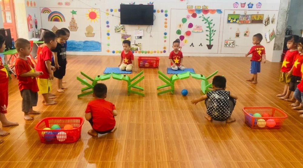 Lăn bóng vào cổng