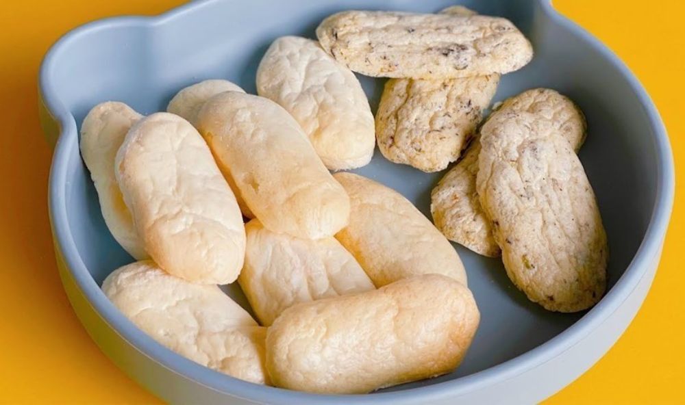 Lựa chọn bánh ăn dặm phù hợp giúp bé phát triển kỹ năng và có bữa phụ vui vẻ (Ảnh: sưu tầm internet).